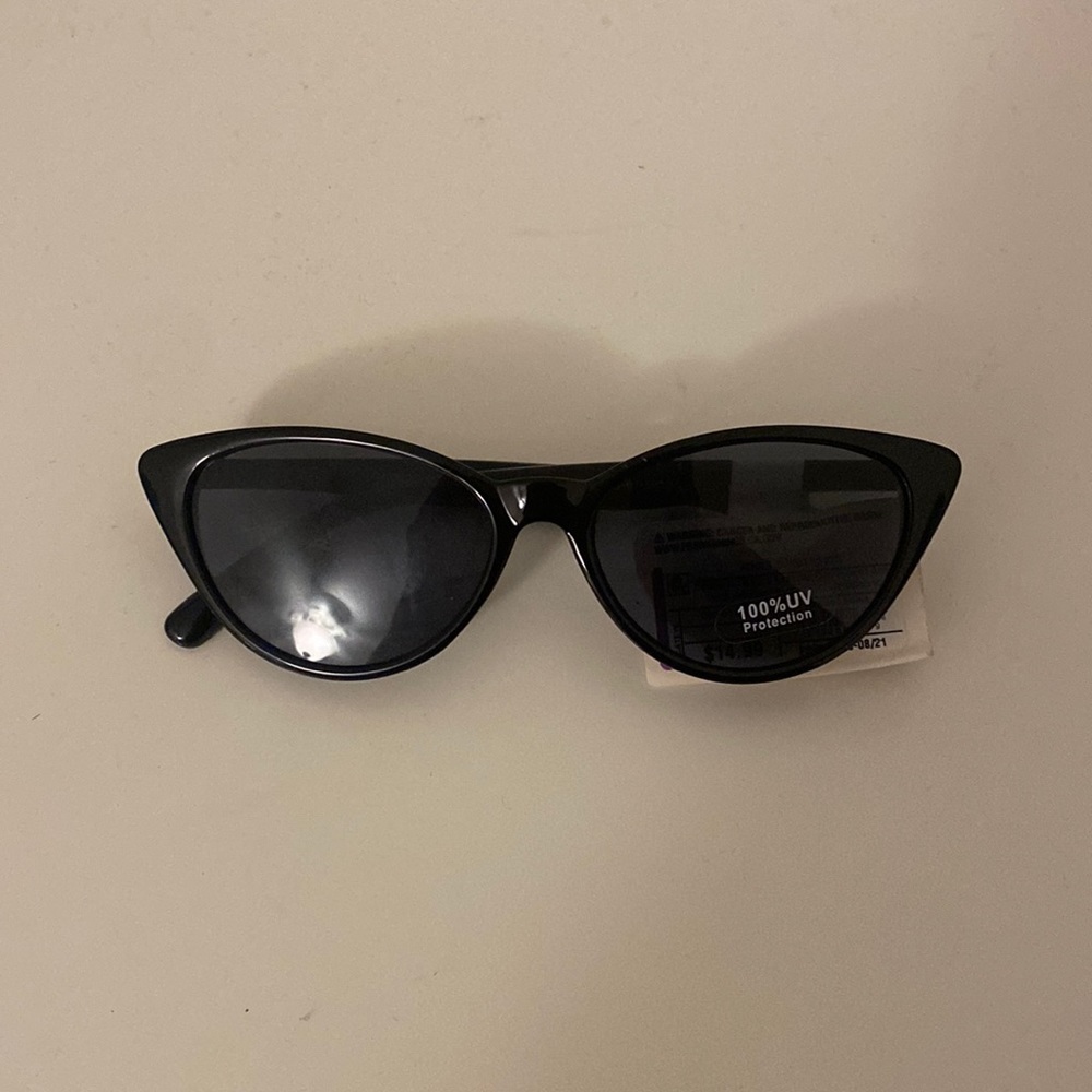 NEVER WORN Black cat eye sunglasses